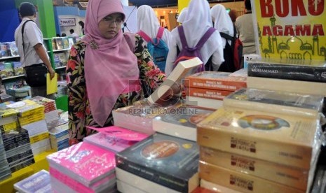  Pengunjung melihat-lihat buku disalah satu stand penerbit peserta Islamic Book Fair ke-12 di Istora Senayan, Jakarta, Jumat (1/3).  (Republika/Prayogi)