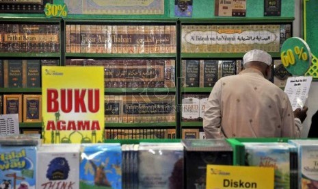  Pengunjung melihat-lihat buku disalah satu stand penerbit peserta Islamic Book Fair ke-12 di Istora Senayan, Jakarta, Jumat (1/3).  (Republika/Prayogi)