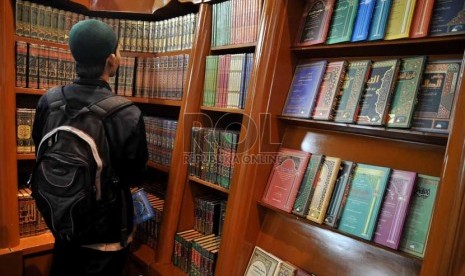  Pengunjung melihat-lihat buku disalah satu stand penerbit peserta Islamic Book Fair ke-12 di Istora Senayan, Jakarta, Jumat (1/3).  (Republika/Prayogi)