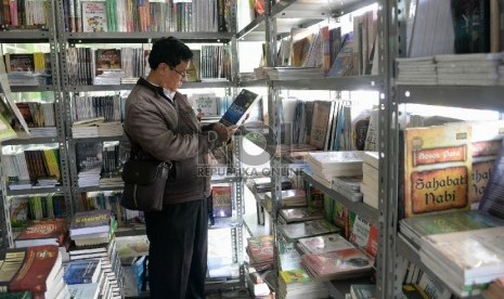 Pengunjung melihat-lihat buku yang dijual di toko buku koperasi Masjid Istiqlal, Jakarta, Senin (15/6). 