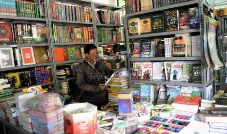 Pengunjung melihat-lihat buku yang dijual di toko buku koperasi Masjid Istiqlal, Jakarta, Senin (15/6). 