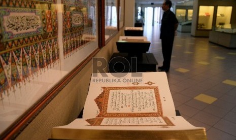 Pengunjung melihat-lihat koleksi museum bayt al-quran di kawasan taman mini Indonesia indah, Jakarta, Selasa (18/8).