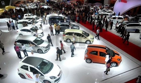 Pengunjung melihat-lihat mobil berbagai merek yang dipajang pada ajang Indonesia International Motor Show (IIMS) 2014 di JIEXpo, Kemayoran, Jakarta, Kamis (18/9). (Prayogi/Republika)