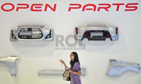 Pengunjung melihat-lihat mobil berbagai merek yang dipajang pada ajang Indonesia International Motor Show (IIMS) 2014 di JIEXpo, Kemayoran, Jakarta, Kamis (18/9). (Prayogi/Republika)