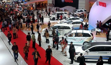 Pengunjung melihat-lihat mobil berbagai merek yang dipajang pada ajang Indonesia International Motor Show (IIMS) 2014 di JIEXpo, Kemayoran, Jakarta, Kamis (18/9). (Prayogi/Republika)