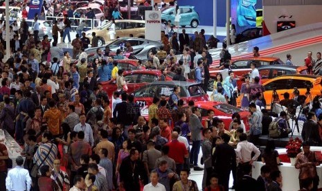 Pengunjung melihat-lihat mobil berbagai merek yang dipajang pada ajang Indonesia International Motor Show (IIMS) 2014 di JIEXpo, Kemayoran, Jakarta, Kamis (18/9). (Prayogi/Republika)