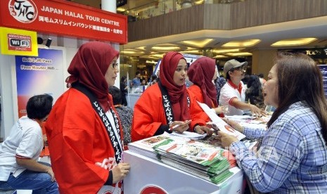 Pengunjung melihat-lihat paket wisata halal di salah satu stand pameran Garuda Indonesia Travel Fair, di Trans Studio Mall, Jl Gatot Subroto, Kota Bandung, Jumat (7/10).