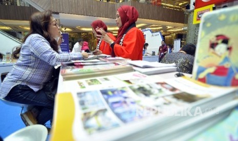 Pengunjung melihat-lihat paket wisata halal di salah satu stand pameran Garuda Indonesia Travel Fair, di Trans Studio Mall, Jl Gatot Subroto, Kota Bandung, Jumat (7/10).