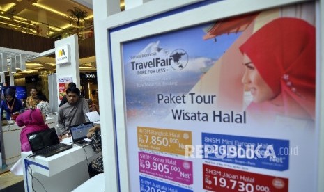 Pengunjung melihat-lihat paket wisata halal di salah satu stand pameran Garuda Indonesia Travel Fair, di Trans Studio Mall, Jl Gatot Subroto, Kota Bandung, Jumat (7/10).