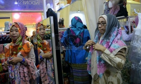 Pengunjung melihat-lihat produk fashion karya desainer Indonesia yang dipamerkan dalam ajang Indonesia Fashion Week (IFW). 