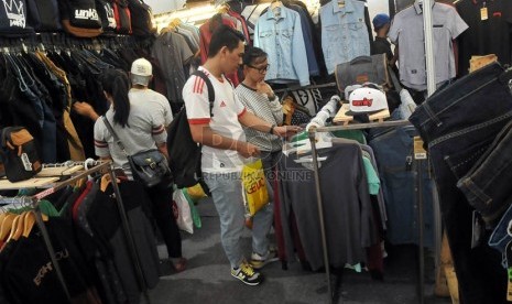 Pengunjung melihat-lihat produk fesyen industri kecil dan menengah saat pameran JakCloth 2014 Lebaran di Jakarta, Kamis (17/7).(Prayogi/Republika)