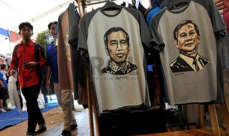 Pengunjung melihat-lihat produk fesyen industri kecil dan menengah saat pameran JakCloth 2014 Lebaran di Jakarta, Kamis (17/7).(Prayogi/Republika)