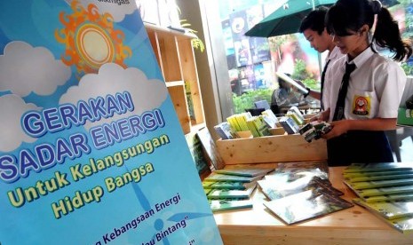 Pengunjung melihat-lihat stand buku hemat energi pada acara launching Gerakan Sadar Energi:untuk kelangsungan Hidup Bangsa di Jakarta, Selasa (3/6).