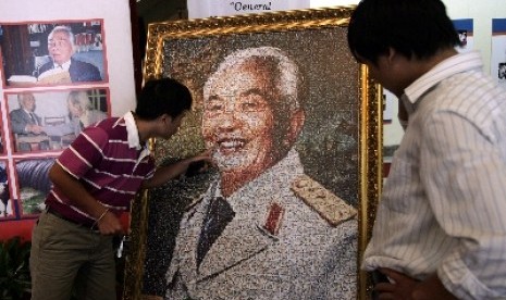 Pengunjung melihat lukisan pahlawan legendaris Vietnam Vo Nguyen Giap