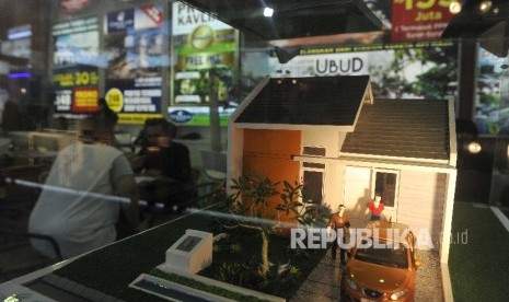  Pengunjung melihat maket perumahan dalam pameran properti Real Estate Indonesia di Jakarta, Rabu (19/4).