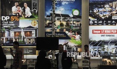 Pengunjung melihat maket perumahan dalam pameran properti Real Estate Indonesia di Jakarta, Rabu (19/4).