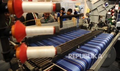 Pengunjung melihat mesin pembuatan tekstil dalam pameran Indo Inter Tex di Jiexpo, Jakarta, Rabu (27/4).Republika/Tahta Aidilla