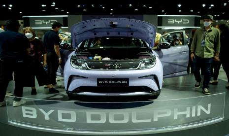 Pengunjung melihat mobil BYD Dolphin EV di Bangkok International Motor Show ke-44 di Bangkok, Thailand, 23 Maret 2023.