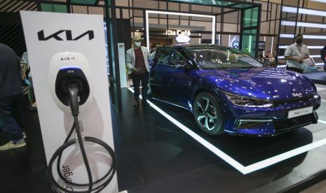 Pengunjung melihat mobil listrik pada pameran otomotif Gaikindo Indonesia International Auto Show (GIIAS) 2022 di Indonesia Convention Exhibition (ICE) BSD, Serpong, Tangerang, Banten, Kamis (18/8/2022). Pameran otomotif tersebut diharapkan mampu mendorong kebangkitan industri otomotif yang terimbas pandemi COVID-19.