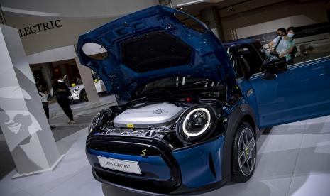 Pengunjung melihat mobil MINI Electric Collection saat peluncuran di Jakarta, Rabu (8/6/2022). MINI Indonesia menghadirkan MINI Electric yakni kendaraan full listrik premium kompak pertama di Indonesia dengan sensasi berkendara go-kart khas MINI, desain ikonik serta bebas emisi. Kendaraan tersebut ditawarkan dalam dua varian yaitu MINI Electric seharga 945 juta (off the road) dan MINI Electric Collection seharga 955 juta (off the road).