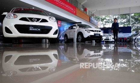 Pengunjung melihat mobil Nissan dan Datsun di diler PT Mitra Pinasthika Mustika Auto (MPM Auto) Nissan-Datsun di Alam Sutra, Tanggerang, Banten, Senin (28/3). 