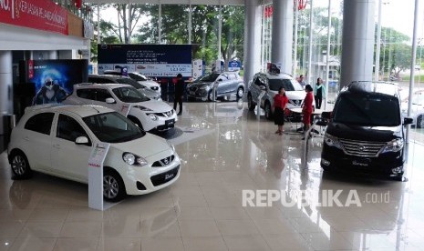 Pengunjung melihat mobil Nissan dan Datsun di diler PT Mitra Pinasthika Mustika Auto (MPM Auto) Nissan-Datsun di Alam Sutra, Tanggerang, Banten, Senin (28/3). 