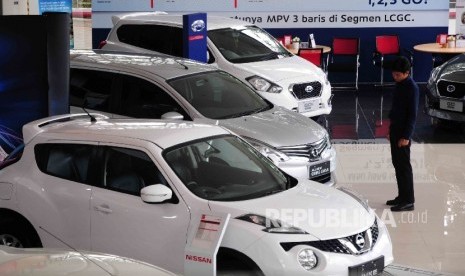 Pengunjung melihat mobil Nissan dan Datsun di diler PT Mitra Pinasthika Mustika Auto (MPM Auto) Nissan-Datsun di Alam Sutra, Tanggerang, Banten, Senin (28/3).