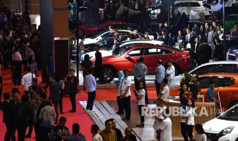 Pengunjung melihat mobil yang dipamerkan saat pembukaan Indonesia International Motor Show (IIMS 2019) di JIExpo Kemayoran, Jakarta, Kamis (25/4/2019). 