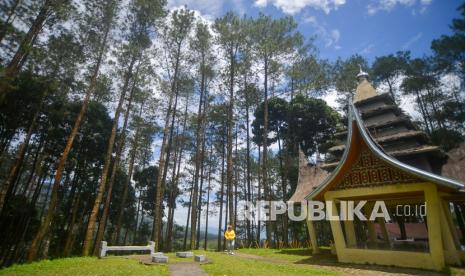 Pengunjung melihat monumen bersejarah di Puncak Pato, Lintau Buo Utara, Kabupaten Tanah Datar, Sumatera Barat, Selasa (8/2/2022). Selain dapat menikmati panorama alam, objek wisata Puncak Pato merupakan lokasi bersejarah tempat pengambilan Sumpah Satiah Bukit Marapalam yang menghasilkan kesepakatan antara kaum adat dan kaum agama di Minangkabau.