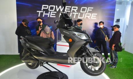 Pengunjung melihat motor listrik di ruang pameran, Kudus, Jawa Tengah, Jumat (1/4/2022). Kementerian Energi dan Sumber Daya Mineral (ESDM) akan melanjutkan program konversi sepeda motor BBM menjadi motor listrik sebanyak 1.000 unit di tahun 2022, sebagai bagian dari transisi energi untuk mewujudkan penggunaan energi yang lebih bersih, efisien serta mengurangi impor BBM. 