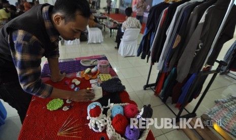 Pengunjung melihat pakaian bahan rajut di acara peresmian Kampung UKM Digital Kampoeng Rajoet, Jl Binongjati, Kota Bandung, Kamis (4/8). (Mahmud Muhyidin)