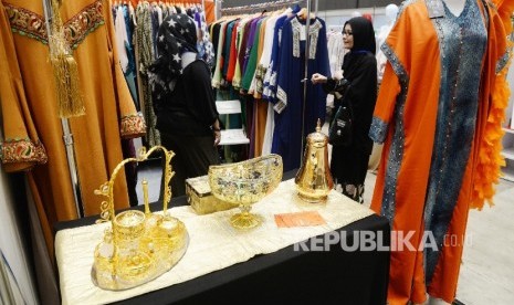 Pengunjung melihat pakaian muslimah halal dalam acara International Islamic Fair (IIF) 2016 di JIEXPO, Kemayoran, Jakarta, Kamis (20/10).  PT Surveyor Indonesia menggelar sejumlah kegiatan internal selama Ramadhan, mulai dari kajian Ramadhan, iftar harian, dan muslimah fair, hingga kegiatan eksternal seperti donasi Alquran braille untuk Komunitas Tuna Netra Blind Coffee Specialty.