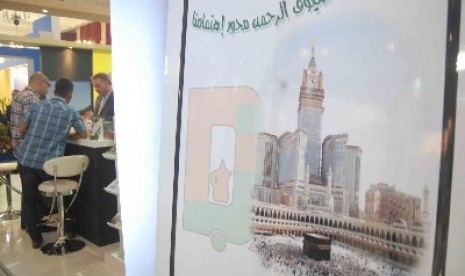 Pengunjung melihat paket perjalanan haji, umrah dan wisata pada Islamic Travel Mart Exhibition di Jakarta beberapa waktu lalu (ilustrasi)