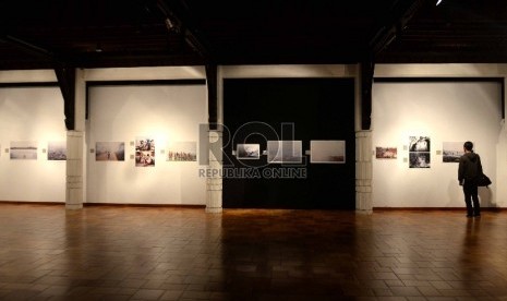 Pengunjung melihat pameran foto jurnalistik Republik Asap di Bentara Budaya Jakarta, Selasa (15/12).