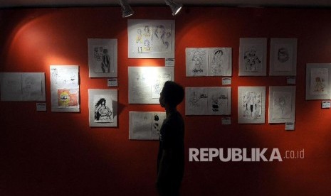 Pengunjung melihat pameran komik dan ilustrasi di Museum Basoeki Abdullah, Cilandak, Jakarta