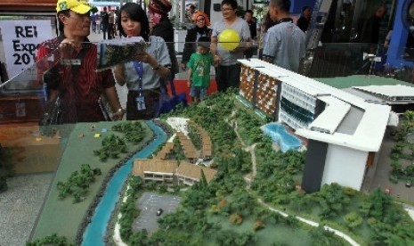 Pengunjung melihat pameran properti 