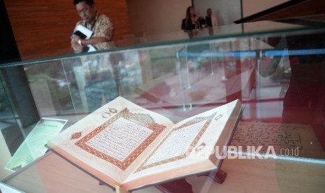 Pengunjung melihat pameran Sejarah Penulisan Mushaf Al-Quran di Islamic Tourism Expo 2017, Jakarta, Selasa (10/10).