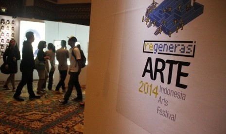  Pengunjung melihat pameran seni dalam Arte Indonesia Arts Festival 2014 di JCC, Senayan, Jakarta Pusat, Ahad (16/3) malam. Pameran seni ini meliputi pameran seni instalasi, video, lukis, fotografi hingga street art.