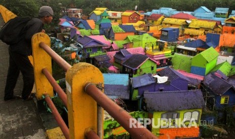 Pengunjung melihat pemandangan di kampung Warna-Warni, Jodipan, Malang, Jawa Timur, Selasa (7/5/2019).