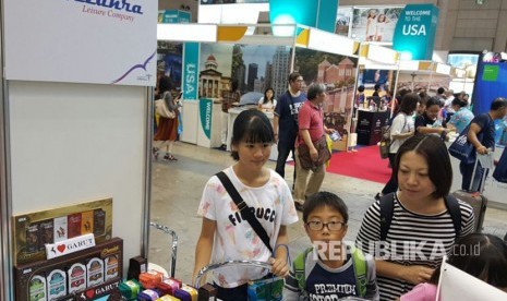 Pengunjung melihat produk Chocodot  di ajang Japan Tourism Expo (JTE) 2017, Tokyo, Jumat (22/9).