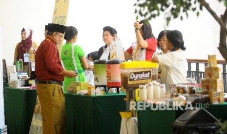  Pengunjung melihat produk halal yang dipamerkan dalam seminar Meraup Peluang Emas Bisnis Halal Global di Jakarta (Ilustrasi)