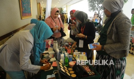  Pengunjung melihat produk halal yang dipamerkan (ilustrasi)