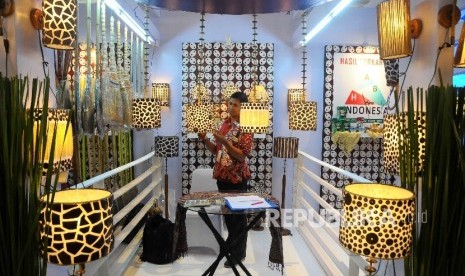 Pengunjung melihat produk hiasan lampu di salah satu stand pameran Trade Expo Indonesia (TEI) 2016 di JIExpo, Kemayoran, Jakarta, Rabu (12/10).