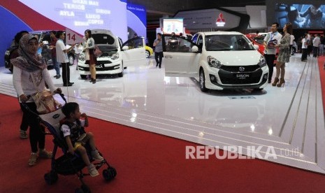 Pengunjung melihat produk mobil Daihatsu pada gelaran Indonesia International Motor Show (IIMS) 2016 di JIEXPO Kemayoran, Jakarta, Kamis (14/4). (Republika/Edwin Dwi Putranto)