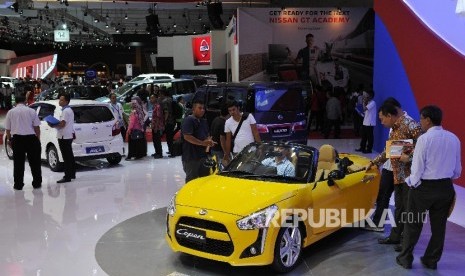 Pengunjung melihat produk mobil Daihatsu pada gelaran Indonesia International Motor Show (IIMS) 2016 di JIEXPO Kemayoran, Jakarta, Kamis (14/4). (Republika/Edwin Dwi Putranto)