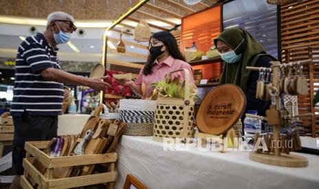 Pengunjung melihat produk pada pameran Creartive Culture Home di Summarecon Mal Serpong, Tangerang, Banten, Ahad (24/10/2021). Asisten Bidang Perekonomian dan Pembangunan Setda Kabupaten Tangerang, Banten, Yusuf Herawan menuturkan, Pemerintah Kabupaten Tangerang dipastikan terus mendukung usaha di pusat perbelanjaan.