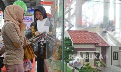 Pengunjung melihat produk properti yang ditawarkan dalam sebuah pameran, ilustrasi