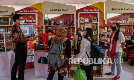 Pengunjung melihat produk UMKM saat peluncuran Gerakan Nasional Bangga Buatan Indonesia (Gernas BBI) di Lapangan Tahapary Polda Maluku, Tantui, Ambon, Provinsi Maluku, Senin (29/11/2021). Perwakilan Kementerian Keuangan Provinsi Maluku mendorong berbagai Usaha Kecil Mikro Menengah (UMKM) yang terdapat di provinsi tersebut untuk dapat bersaing di pasar internasional.