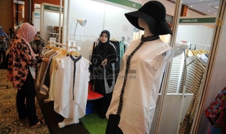  Pengunjung melihat produk yang dipamerkan dalam pembukaan Indonesia Halal Business & Food (IHBF) Expo di Jakarta Convention Center (JCC), Senayan, Jakarta, Jumat (4/12).  (Republika/Agung Supriyanto)