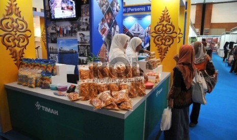  Pengunjung melihat produk yang dipamerkan dalam pembukaan Indonesia Halal Business & Food (IHBF) Expo di Jakarta Convention Center (JCC), Senayan, Jakarta, Jumat (4/12).  (Republika/Agung Supriyanto)